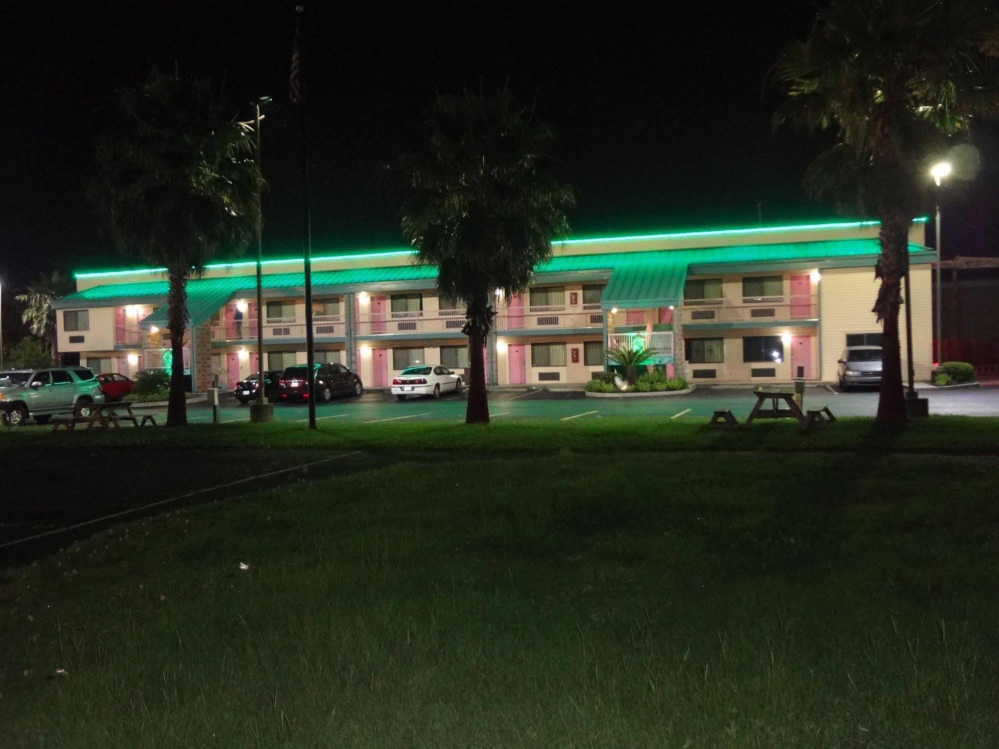 Nola Inn & Suites New Orleans Exterior photo