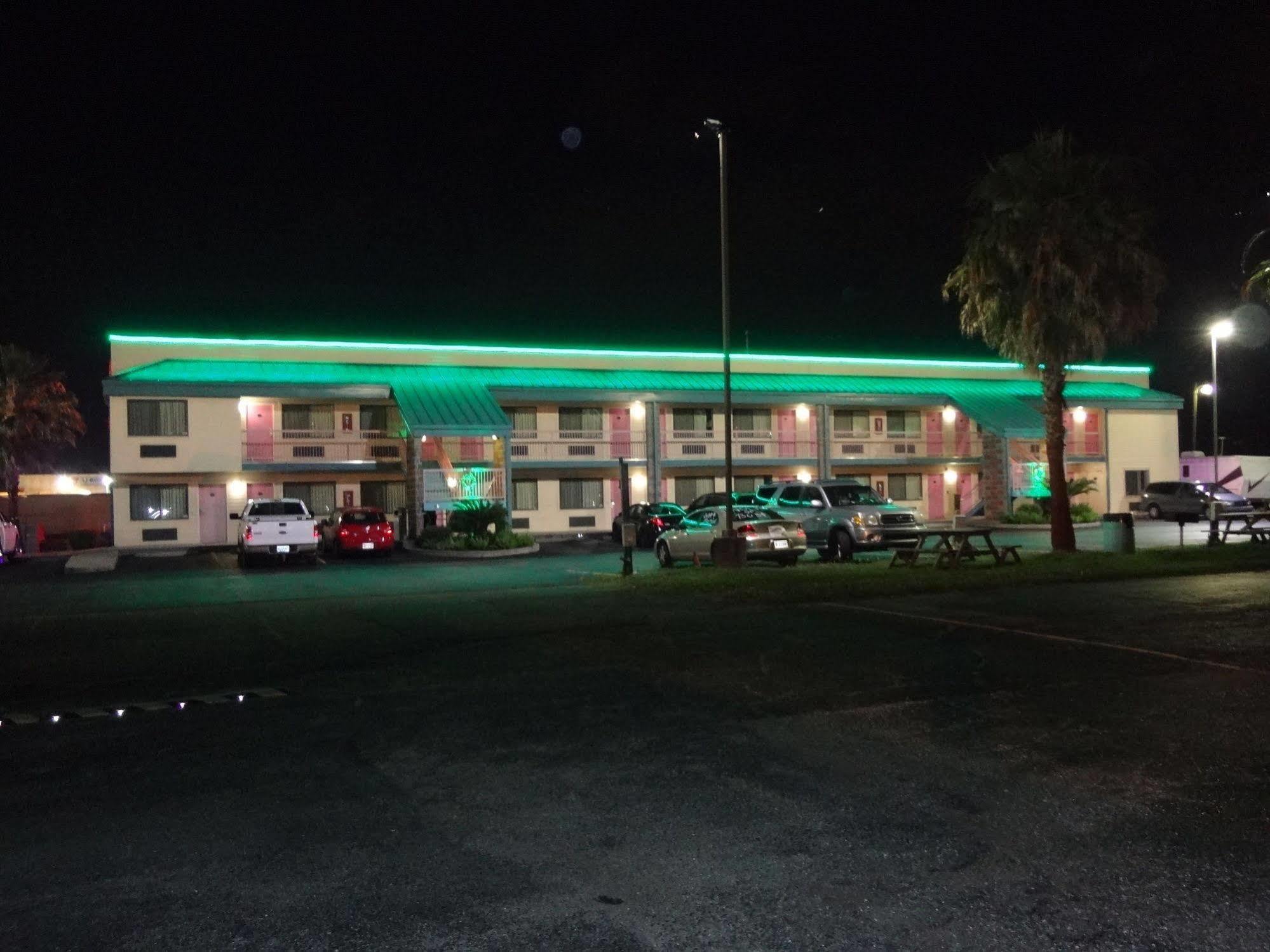 Nola Inn & Suites New Orleans Exterior photo